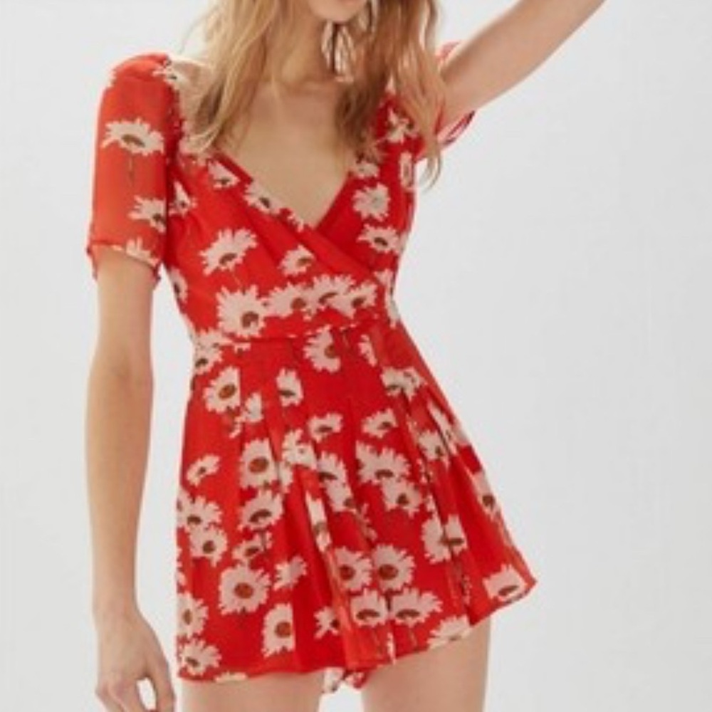 Urban Outfitters • Red Lula Floral Pleated Romper Spring Summer • Sz Large